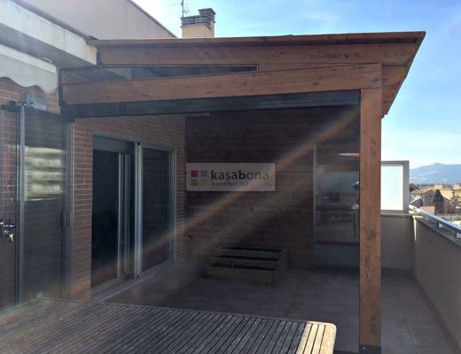 Pérgola de madera con cortina de cristal